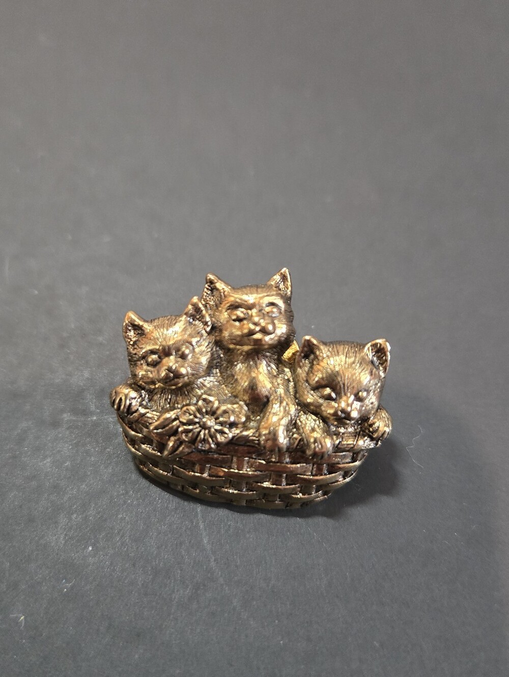 Vintage Avon 1990 Gold Tone Cat Trio Basket Brooch
